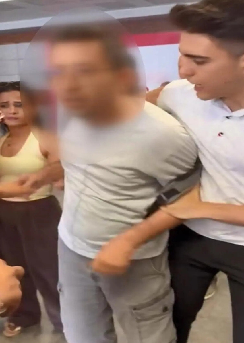 Metrobüs durağında sapık alarmı! Vatandaşlar affetmedi! "Tüm gün fotoğrafımı çekmişsin!" - Resim : 2