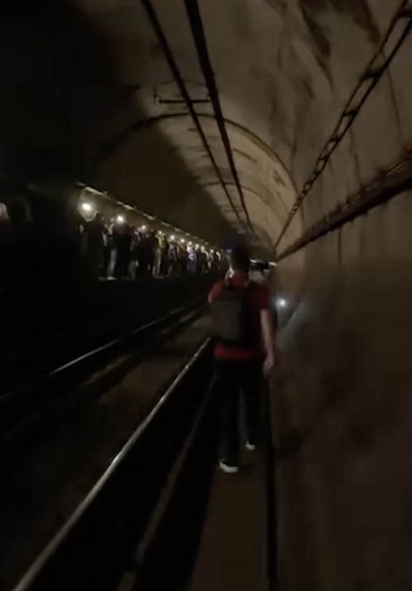 Kadıköy-Sabiha Gökçen Metrosunda korku dolu anlar: Vagon raydan çıktı! Dehşet anlarını anlattılar: Duvara çarptı, elektrikler gitti - Resim : 4