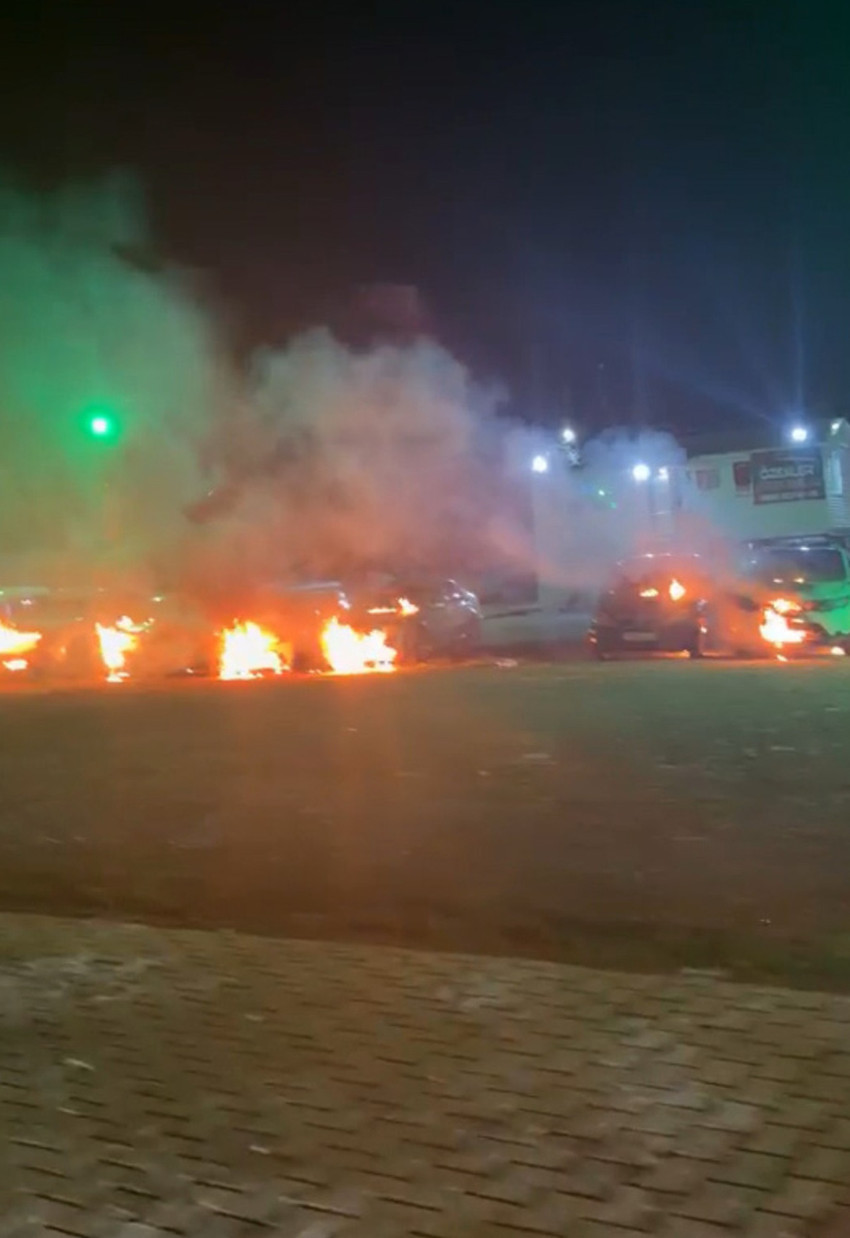 Antalya'da gece yarısı elinde bidonla geldi, 6 otomobili ateşe verdi! O anlar kamerada - Resim : 4