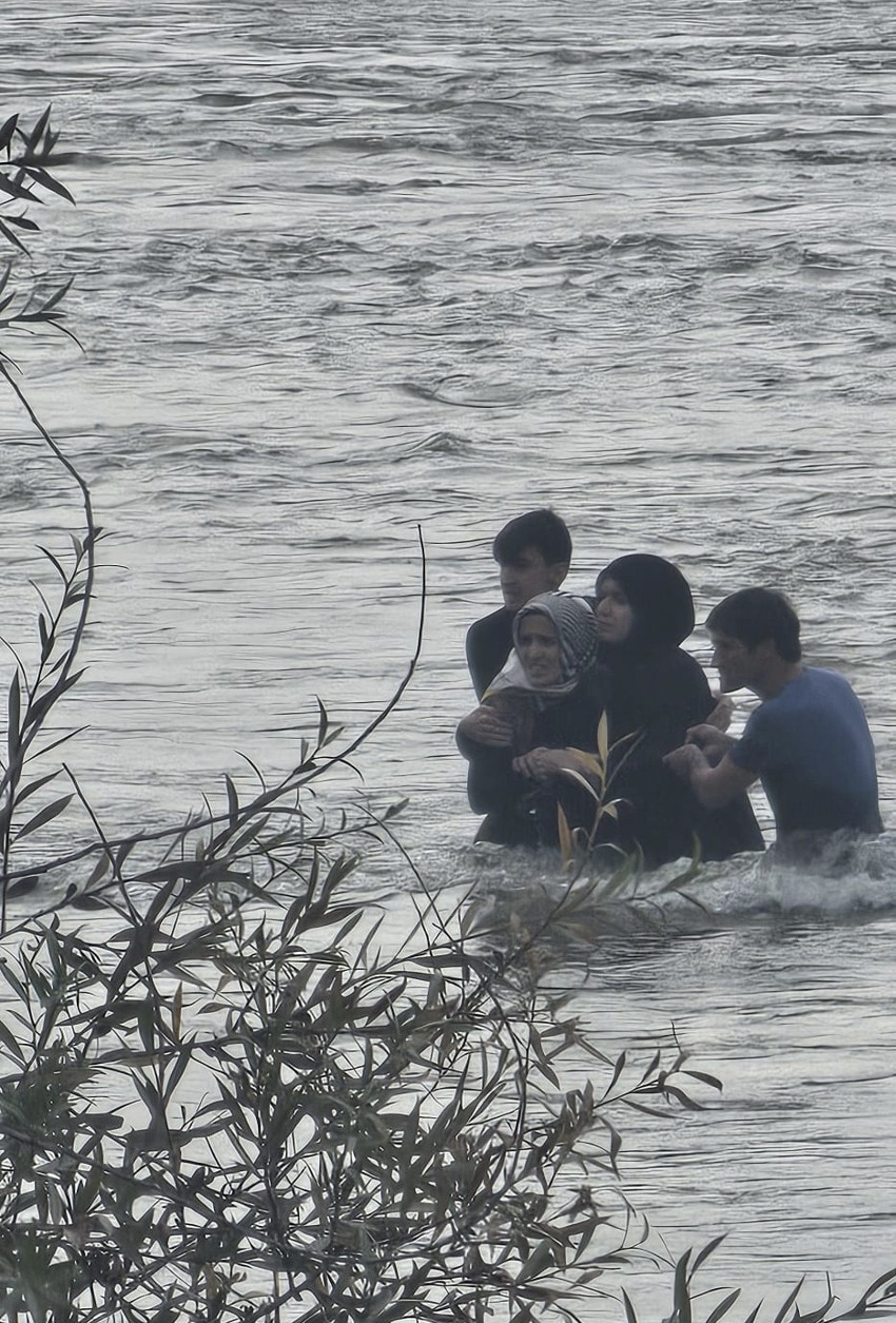 Elazığ'da 4 kişilik ailenin korku dolu anları! Birbirine sarılarak kurtarılmayı beklediler - Resim : 1