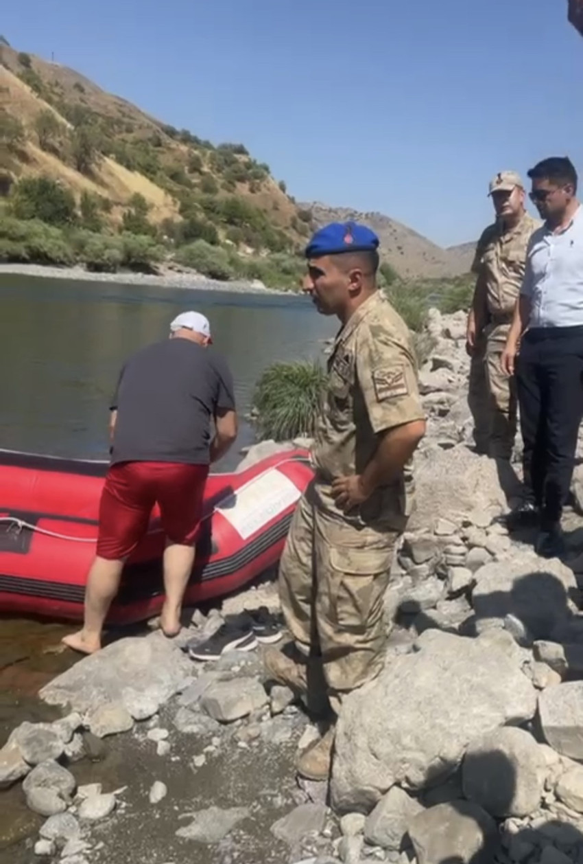 Elazığ'da nehre giren 3 çocuk babası öğretmenden acı haber! - Resim : 1