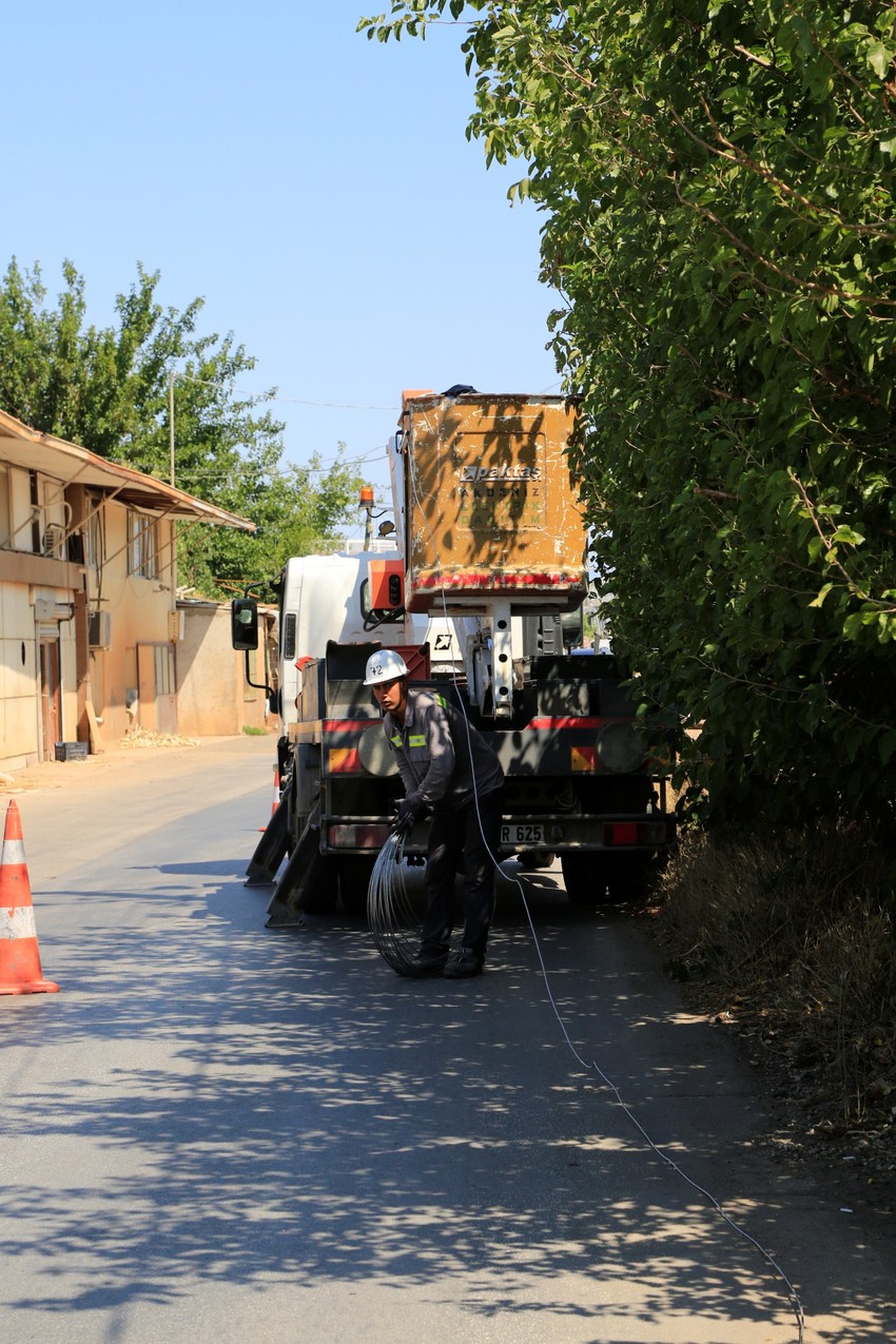 Elektrik direğinden kopan tel yüzünden akıma kapıldı! - Resim : 1