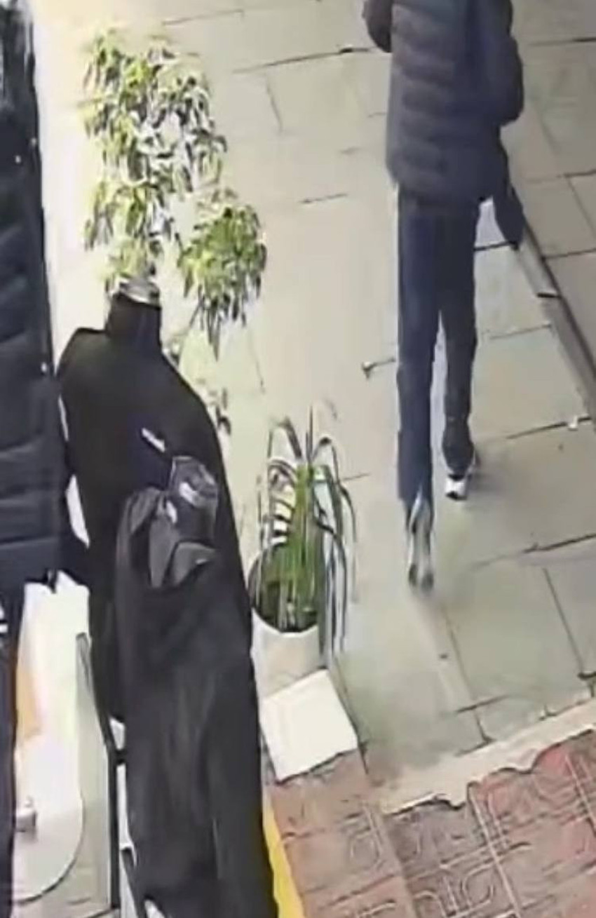 Sultangazi'de mağaza önlerinden kıyafet hırsızlığı: O anlar kamerada - Resim : 3