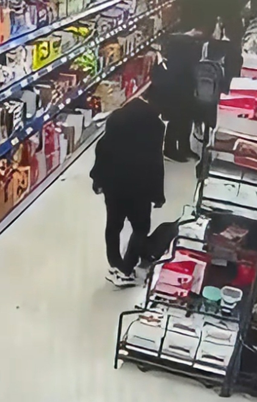 Markette beğendiği ayakkabıyı giydi ve gitti! Hırsızlık anları kameraya yansıdı - Resim : 2
