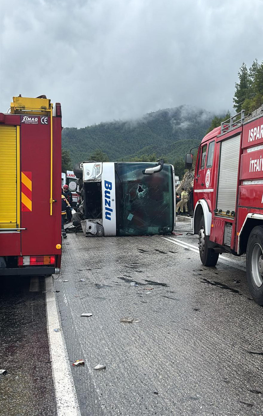 Isparta-Antalya kara yolunda feci kaza! Yolcu otobüsü devrildi: Ölü ve yaralılar var - Resim : 2