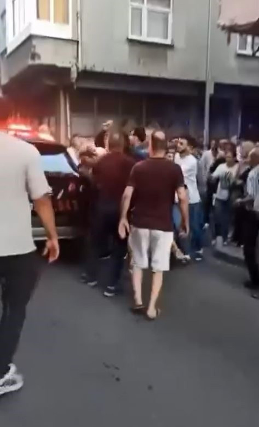 Bağcılar’da dehşet! Kadını sokak ortasında bıçakladı: Vatandaşlar şüpheliyi linç etti - Resim : 1