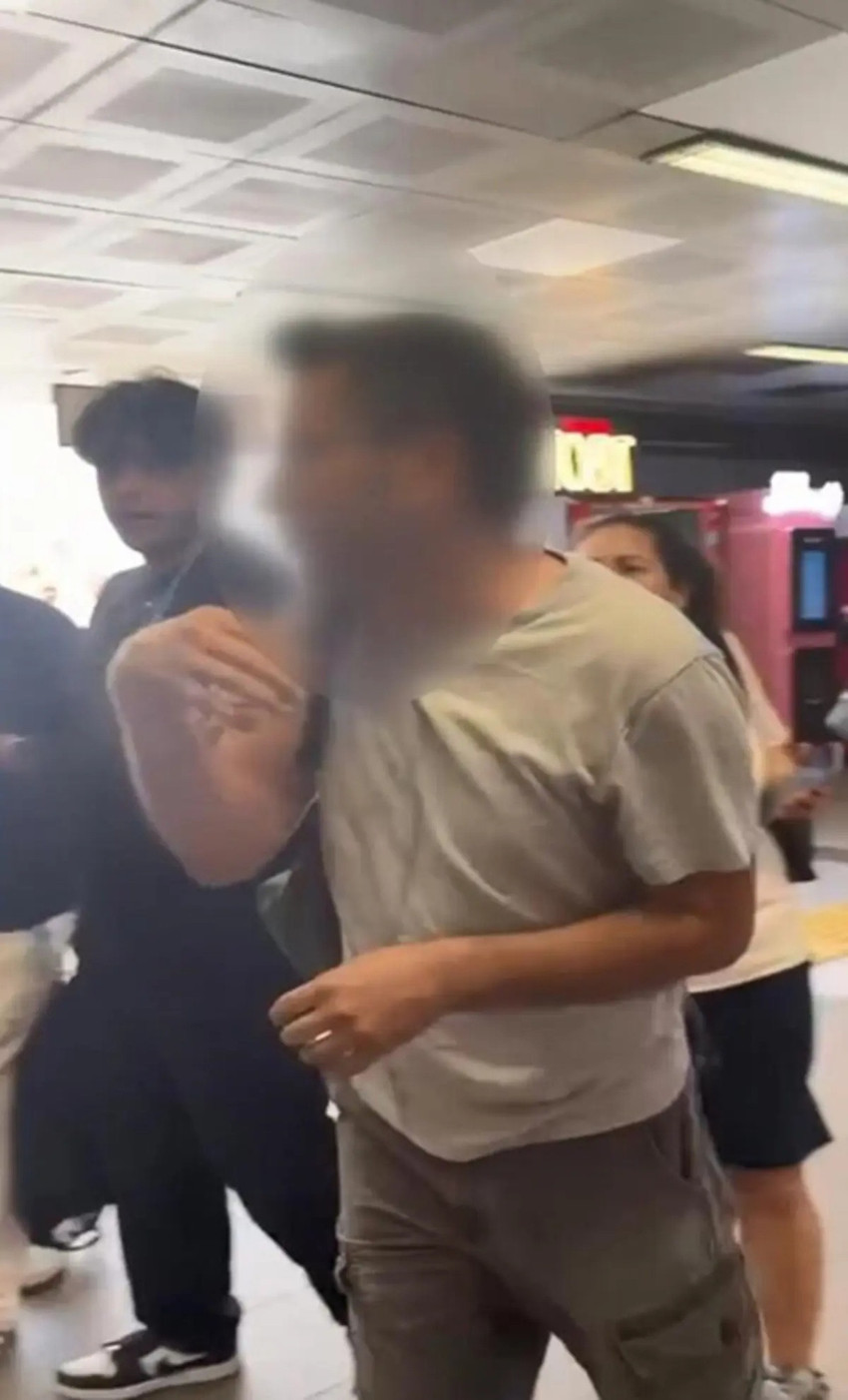 Metrobüs durağında sapık alarmı! Vatandaşlar affetmedi! "Tüm gün fotoğrafımı çekmişsin!" - Resim : 1