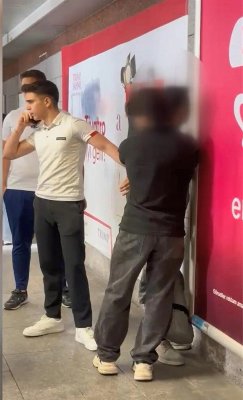Metrobüs durağında sapık alarmı! Vatandaşlar affetmedi! "Tüm gün fotoğrafımı çekmişsin!" - Resim : 3