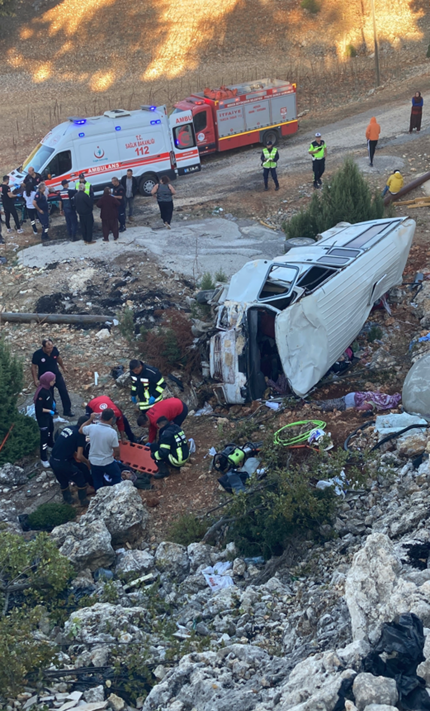 Mersin'de katliam gibi kaza! İşçi servisi şarampole devrildi: 5 ölü, 14 yaralı - Resim : 1
