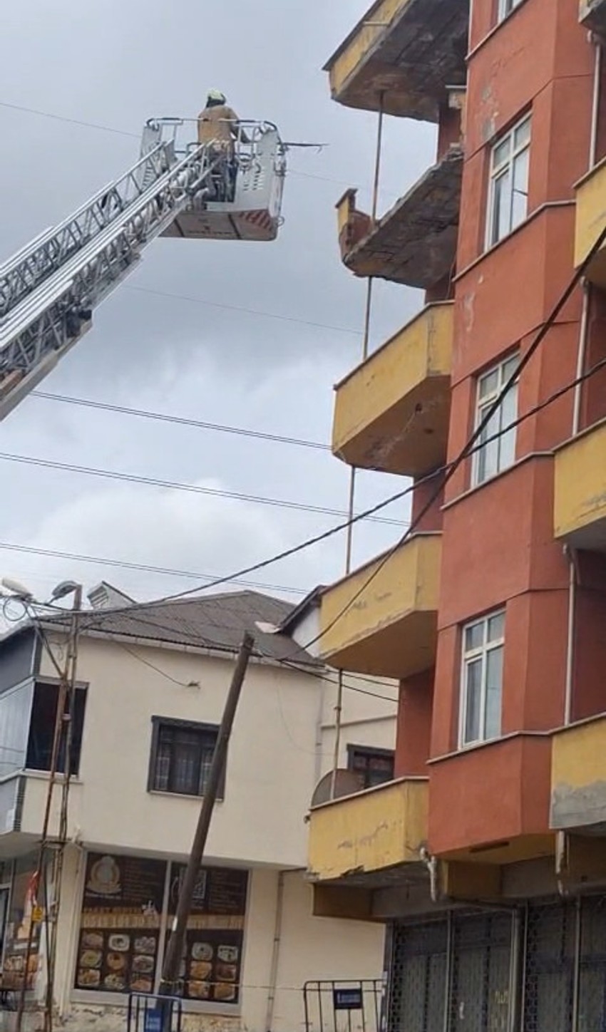Sancaktepe'de 5 katlı metruk binada balkon çöktü! - Resim : 2