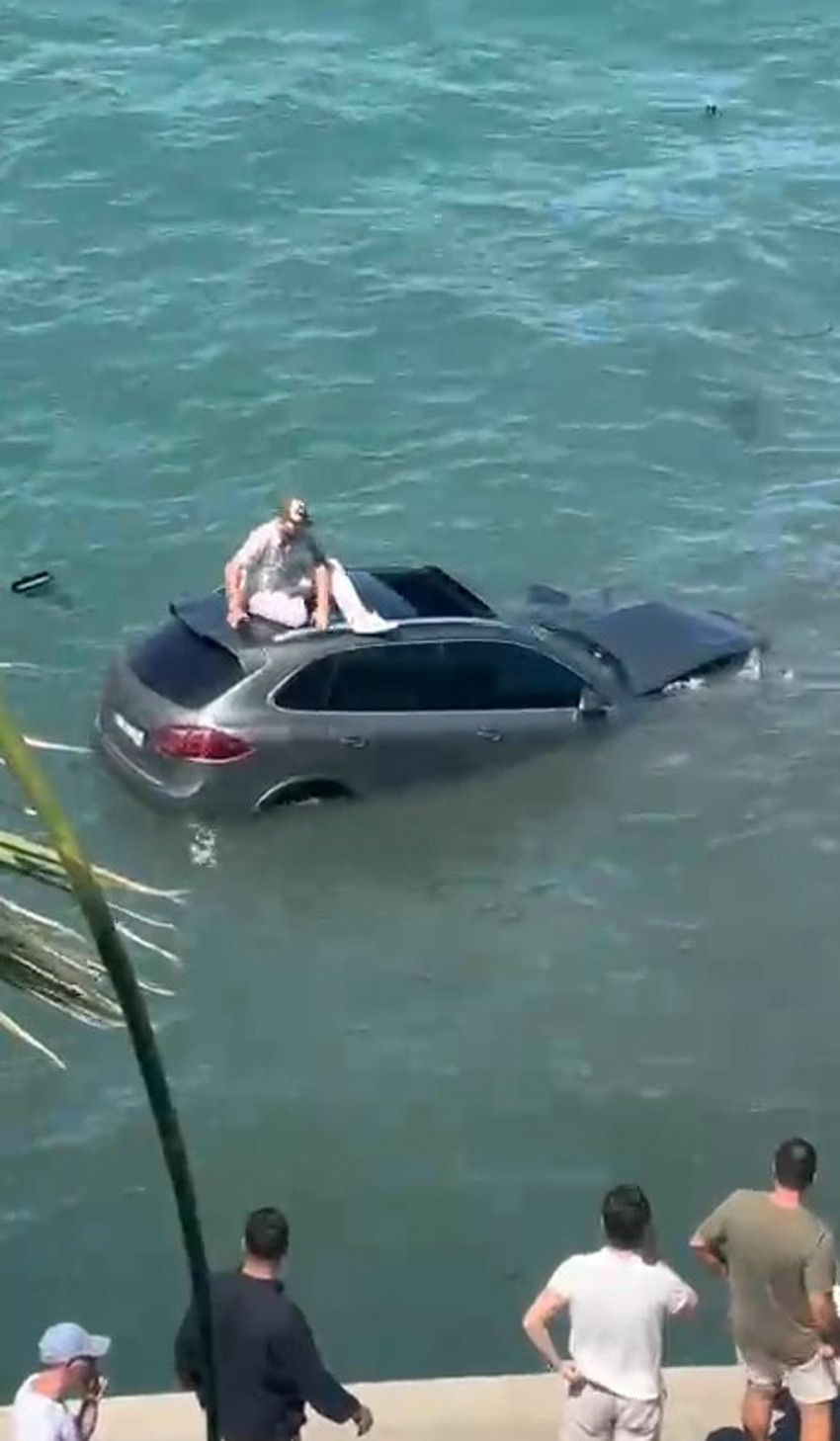 Ayvalık'ta otomobil denize uçtu! Sürücü aracın üstünde kurtarılmayı bekledi - Resim : 1
