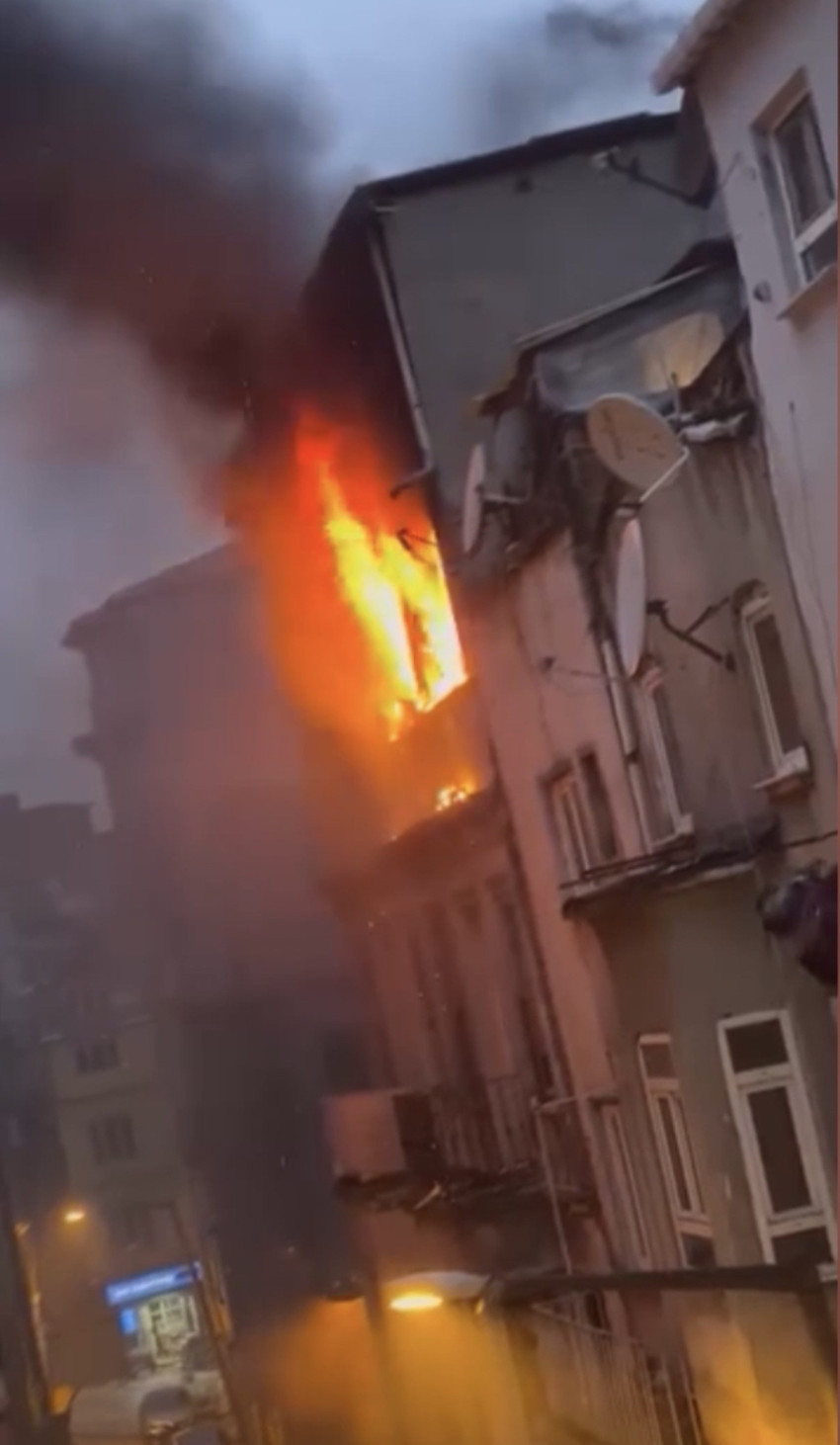 Beyoğlu’nda daire alev alev yandı; Oyuncu Umut Özkan ve eşi son anda kurtuldu - Resim : 1