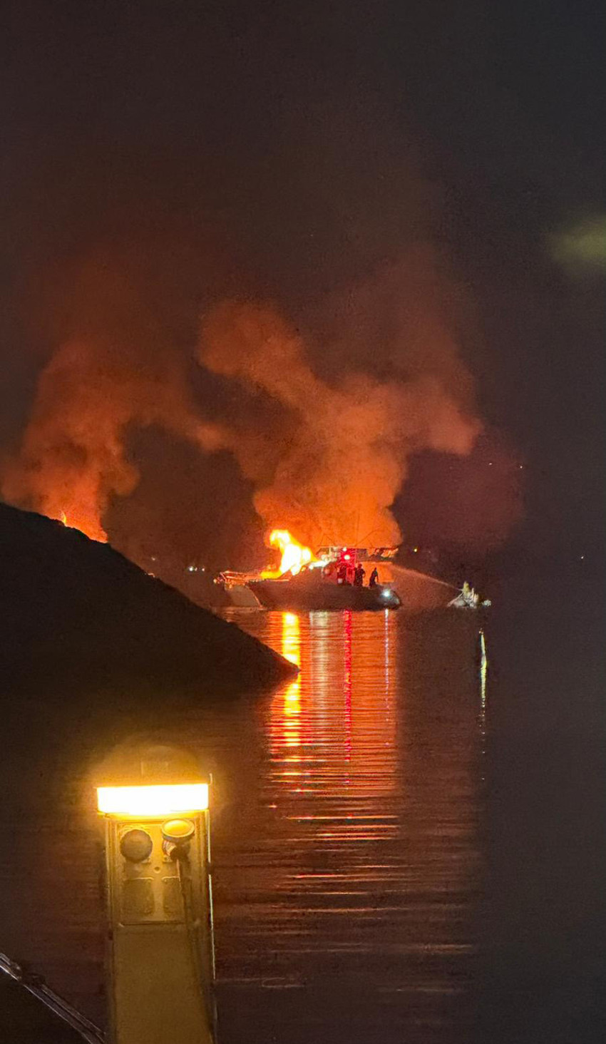 Tuzla'da olaylı gece: Marinada 4 tekne alev alev yandı - Resim : 1