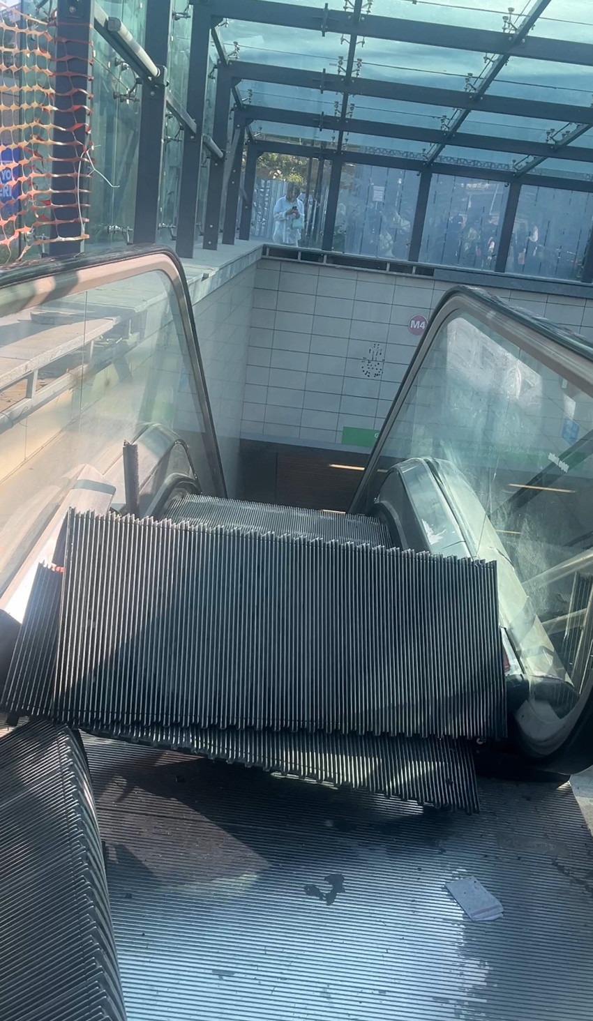Ünalan Metrosunda yürüyen merdiven kırıldı! Vatandaşların paniği cep telefonu kamerasına yansıdı - Resim : 1