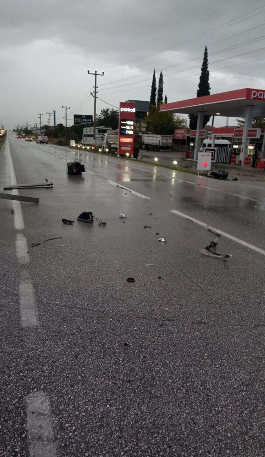 Manisa'da feci kaza! TIR ile çarpışan otomobilin sürücüsü ve eşi öldü - Resim : 2
