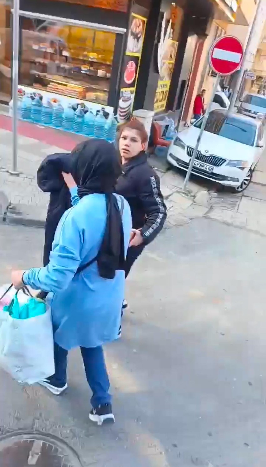 Minibüs şoförlerinin aymazlığı pes dedirtti: Hamile yolcuyu düşünmeden yarıştılar! - Resim : 1