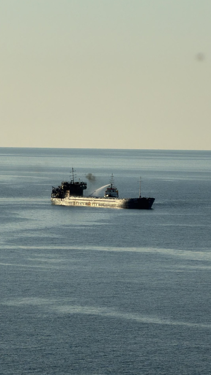 Balıkçıların ihbarı ortaya çıkardı: Dron saldırısına uğrayan gemi Giresun'a sürüklendi - Resim : 1