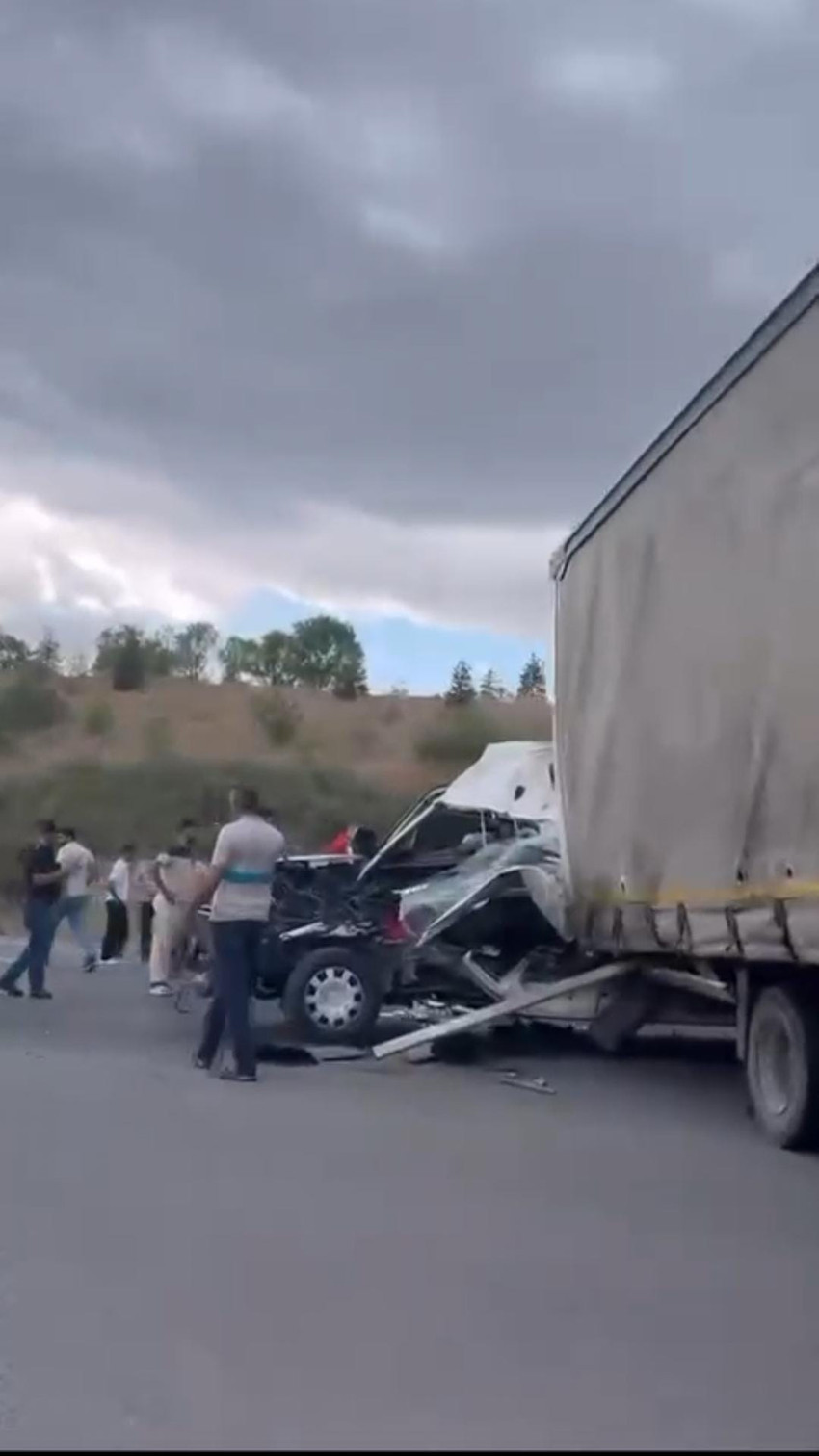 Ankara'da feci kaza! Servis minibüsü ile kamyon çarpıştı: Ölü ve yaralılar var - Resim : 2