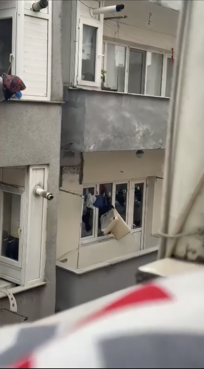 Sinir krizi geçirdi, ne var ne yoksa kaldırıp aşağı attı! Mahalleli ayağa kalktı - Resim : 3