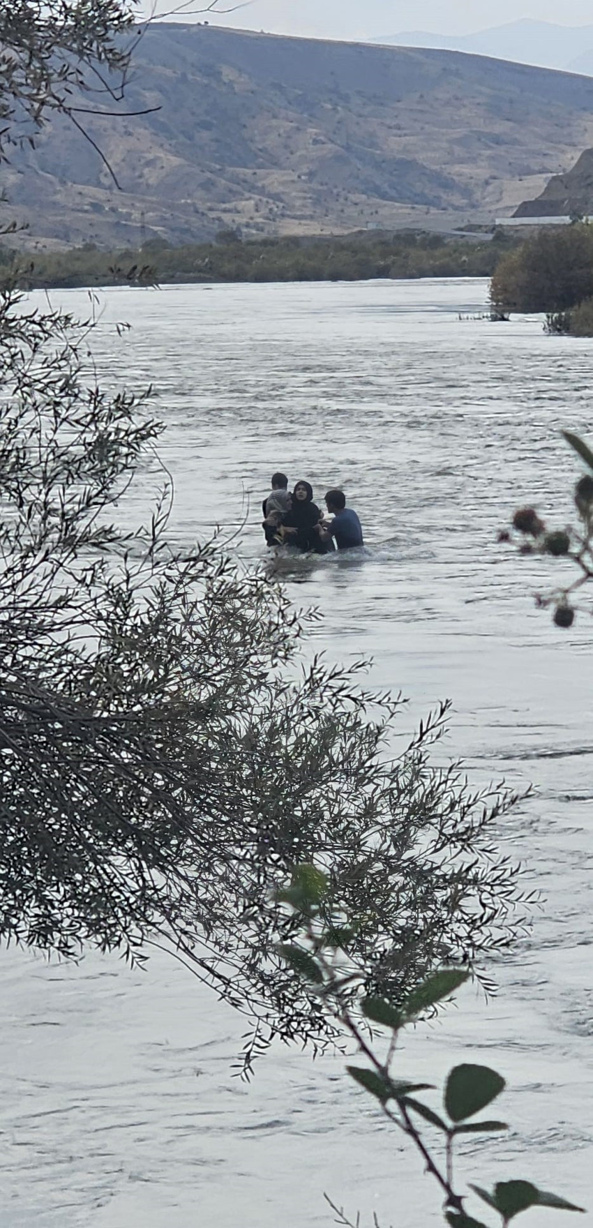 Elazığ'da 4 kişilik ailenin korku dolu anları! Birbirine sarılarak kurtarılmayı beklediler - Resim : 2