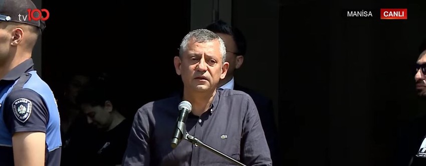 Manisa Büyükşehir Belediye Başkan Ferdi Zeyrek son yolculuğuna uğurlandı! Özgür Özel gözyaşlarıyla veda etti - Resim : 1