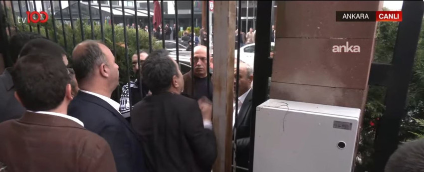 CHP Genel Merkezi'nde tahliye gerginliği! Kapılar kilitlendi, taraflar arasında arbede yaşandı - Resim : 5