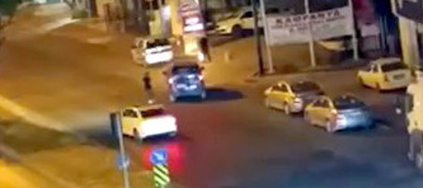 Avcılar'da Türk Bayrağı'nı araçların önüne atmıştı! Gözaltına alınan kadın hakkında karar verildi - Resim : 1