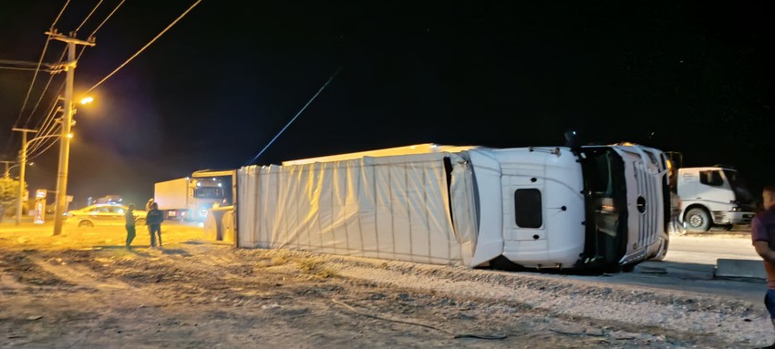 Afyonkarahisar’da feci kaza! Rulo kağıt taşıyan tır devrildi! Trafik bir süre aksadı - Resim : 1
