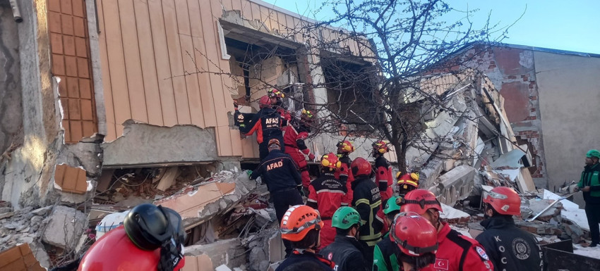 Gebze'de 7 katlı bina çöktü! Ekipler enkazda zamanla yarışıyor! Enkazdan acı haber geldi - Resim : 7