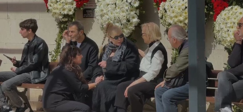 Tarkan'ın annesi Neşe Tevetoğlu'na veda! Gözyaşlarına boğuldu - Resim : 3