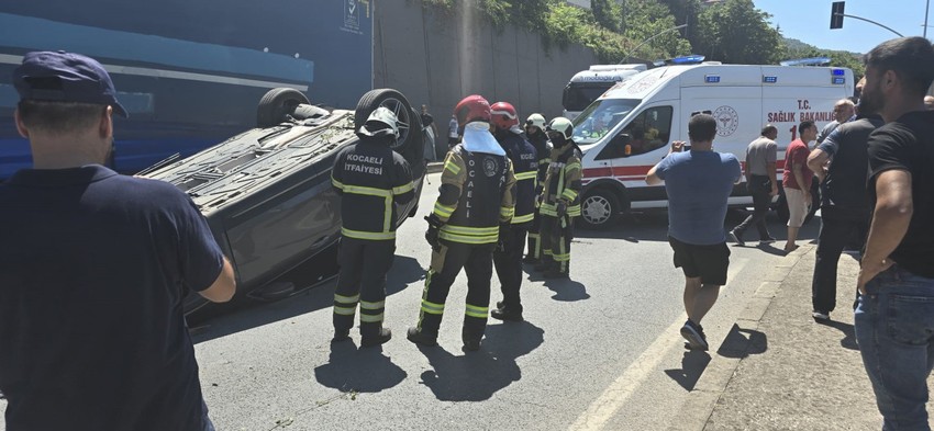 Kocaeli'de otomobil 6 metre yükseklikten D-130 Karayolu'na uçtu! Ardından takla attı: Yaralı var! - Resim : 2