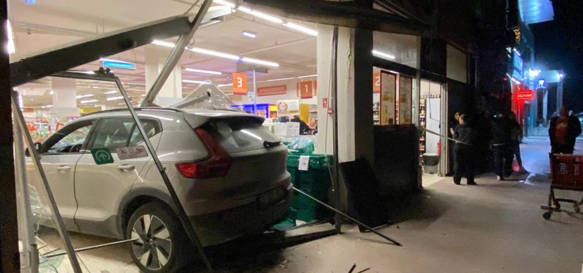 Kocaeli'de kontrolden çıkan otomobil markete girdi! - Resim : 1