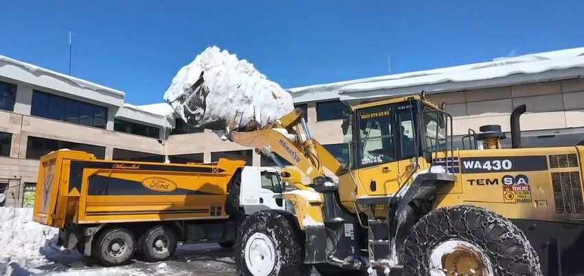 Soğuk havanın etkili olduğu Bitlis'te kar kalınlığı 60 santimi aşınca işe koyuldular. Biriken yığınlar günde 100 kamyonla taşınmaya başladı - Resim : 1