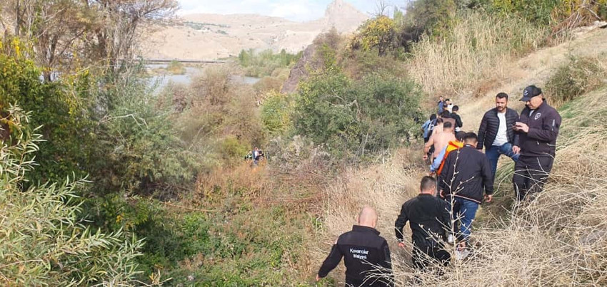 Elazığ'da 4 kişilik ailenin korku dolu anları! Birbirine sarılarak kurtarılmayı beklediler - Resim : 5
