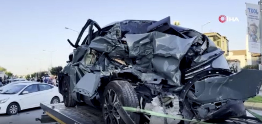 Mikserin çarptığı otomobil 4 aracı biçti! Ortalık savaş alanına döndü: Yaralılar var - Resim : 1