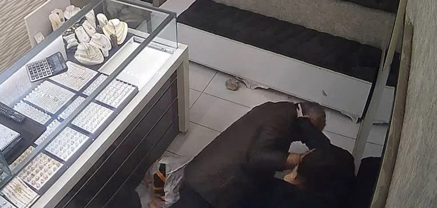 Bankacı kılık değiştirip kuyumcuyu soymaya kalktı! İfadesi pes dedirtti - Resim : 2