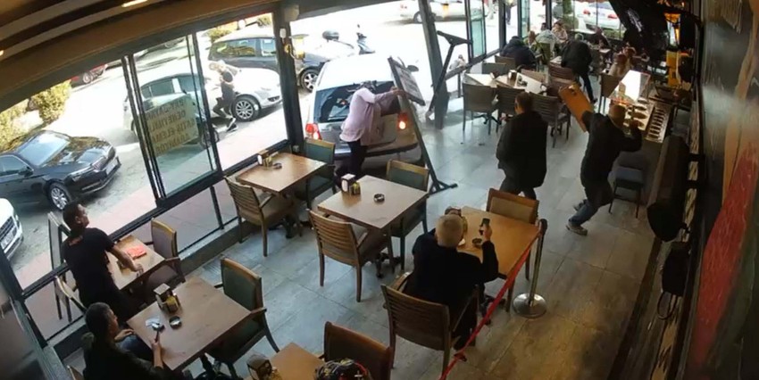 Aydın'da otomobil, kafeye girdi! Müşterileri altına alıp sürükledi: O dehşet anları kamerada - Resim : 2