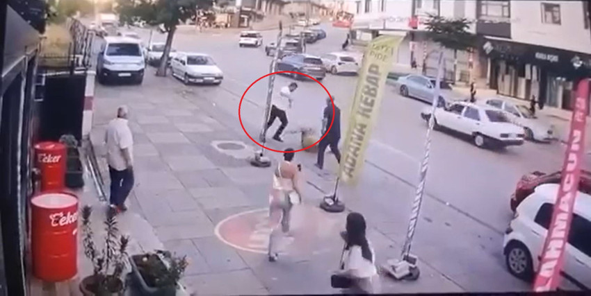 Genç kızları tacizcilerin elinden çekip aldı: Tekme tokat dayak yedi! - Resim : 1