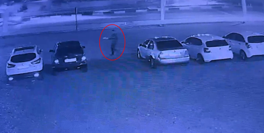 Antalya'da gece yarısı elinde bidonla geldi, 6 otomobili ateşe verdi! O anlar kamerada - Resim : 1