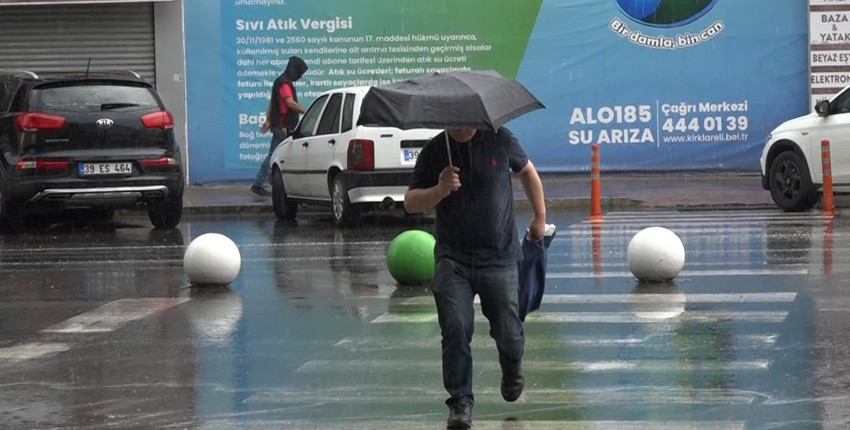 Kırklareli’nde aniden başlayan sağanak yağış vatandaşlara zor anlar yaşattı - Resim : 1