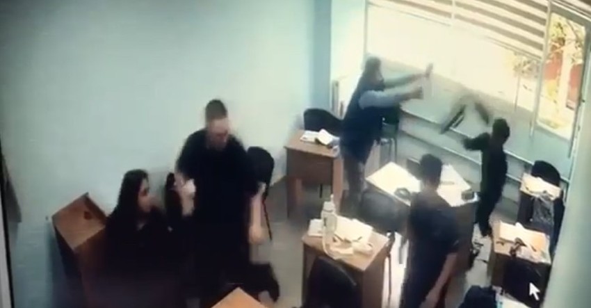 Kursta dehşet anları! Bıçak ve sopayla sınıfa girip saldırdı! - Resim : 1