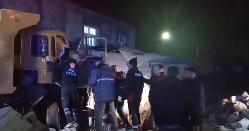 Iğdır’da feci olay! Kontrolden çıkan kamyon eve girdi - Resim : 2