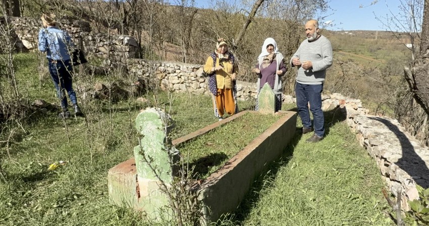 Tokat'ta ilginç gelenek! Türbenin toprağını yiyerek dua ediyorlar! - Resim : 2