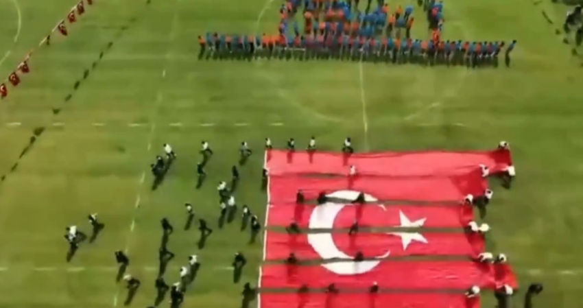 Koceeli'de bayrak krizi: G&ouml;r&uuml;nt&uuml;ler tepki &ccedil;ekmişti! DMM&rsquo;den a&ccedil;ıklama geldi - Resim : 1