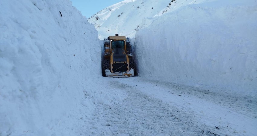 Hakkari'de kar kalınlığı 5 metreyi geçti. Ekipler, çığ tehlikesine aldırmadan gece gündüz çalışmalarını sürdürüyor - Resim : 2