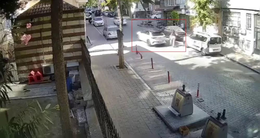 Fatih'te korku dolu anlar! Bir sürücü sokakta yürüyen kadına dehşeti yaşattı - Resim : 1