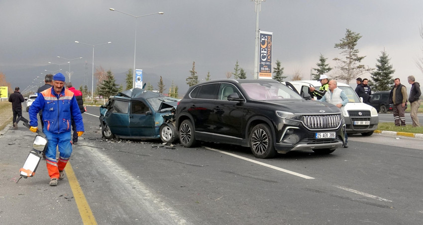 Freni boşalan kamyon zincirleme kazaya neden oldu: 2 yaralı - Resim : 1