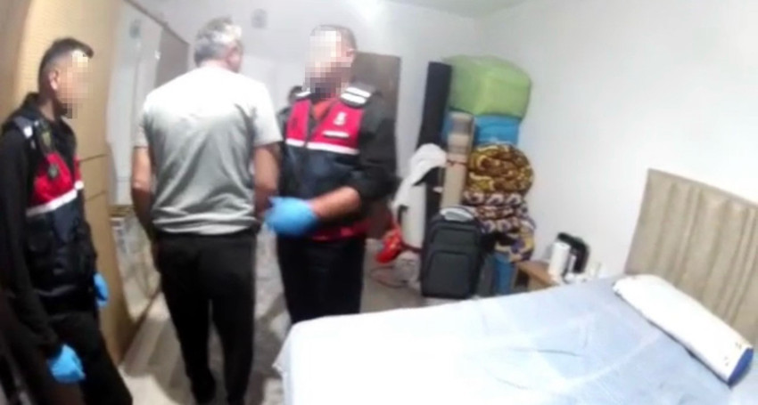 3 yıldır aranan şahsın saklandığı yer şaşırttı! O anlar saniye saniye kayıt altına alındı - Resim : 3