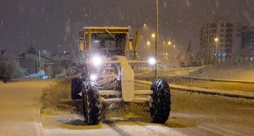 Elazığ'da etkili olan yoğun kar yağışının ardından ekipler harekete geçti. Geniş bir alanda hızlı şekilde çalışma başladı - Resim : 2