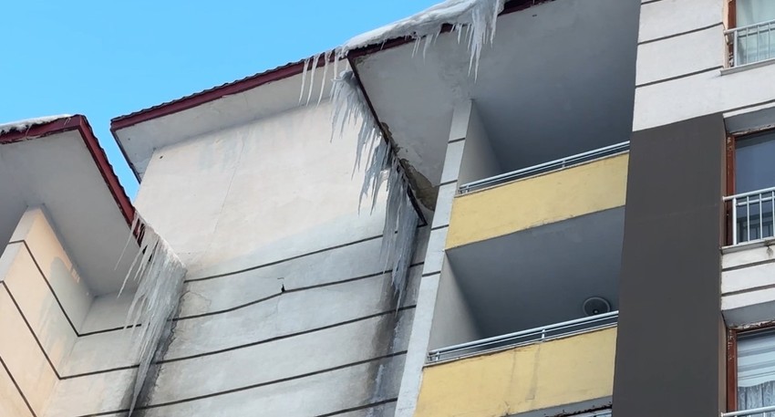 Soğuk havanın etkili olduğu Hakkari'deki binalarda buz sarkıtları oluştu. Bazı noktalarda 2 metreyi geçti - Resim : 1